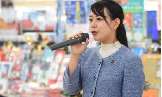 Kryebashkiakja japoneze bën histori, bëhet e para në vend që merr leje lindjeje nga posti drejtues