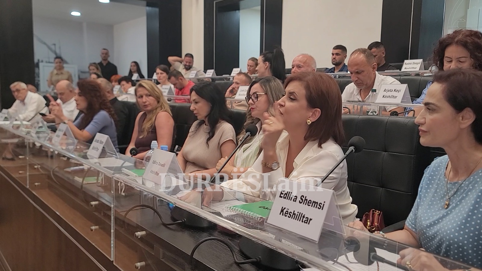 E plotë/ Debatet e forta në Këshillin Bashkiak Durrës për planin e barazisë gjinore, pse u rrëzua projektvendimi (VIDEO)