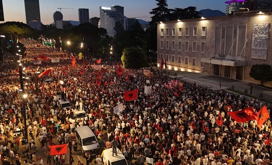Prestigjiozja gjermane “Der Spiegel” jehonë revoltës qytetare në Tiranë: Demonstratat në Shqipëri po përhapen, dje më e madhja!