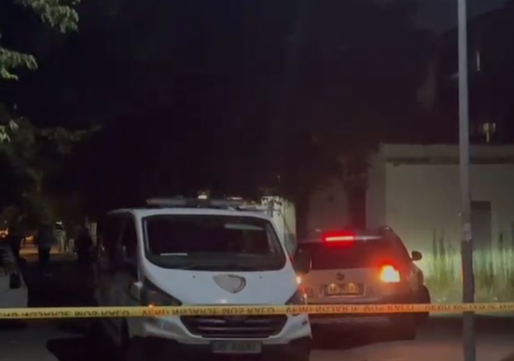 Plagosja me armë zjarri e tre të rinjve në Elbasan, gjenden 6 gëzhoja në vendngjarje! Autori ende në kërkim, policia po heton disa pista