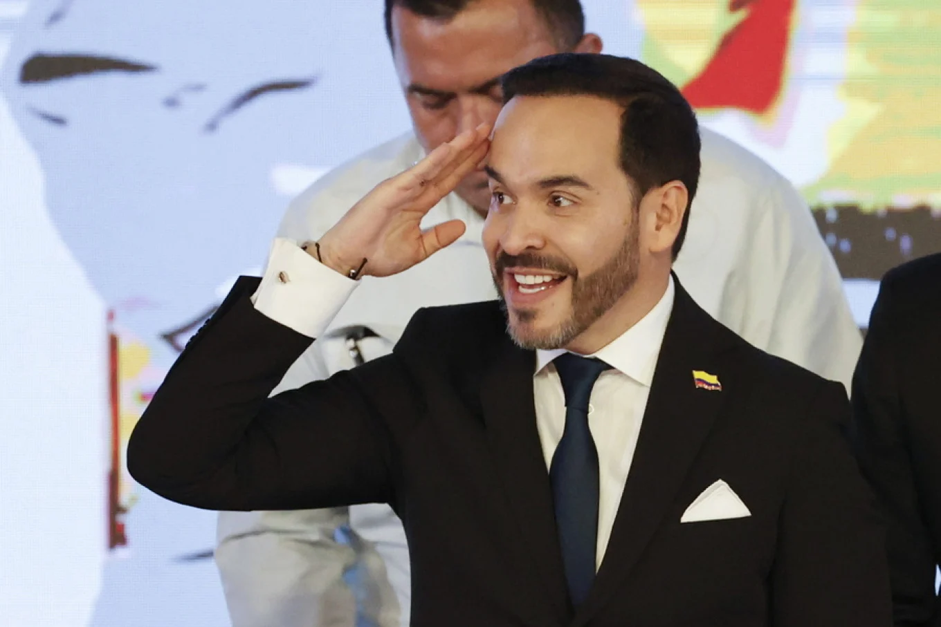 “Do të betohem në një kamp”, Presidenti i ri i Kolumbisë sfidon atë që po largohet dhe rrit tensionin politik