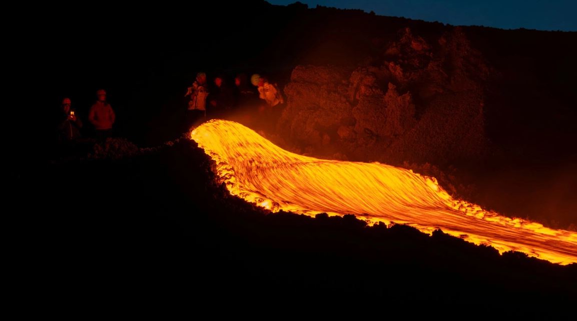 VIDEO/ Etna shpërthen përsëri, ‘lumenjtë’ e llavës japin spektakël me imazhet mbresëlënëse! Shikoni pamjet