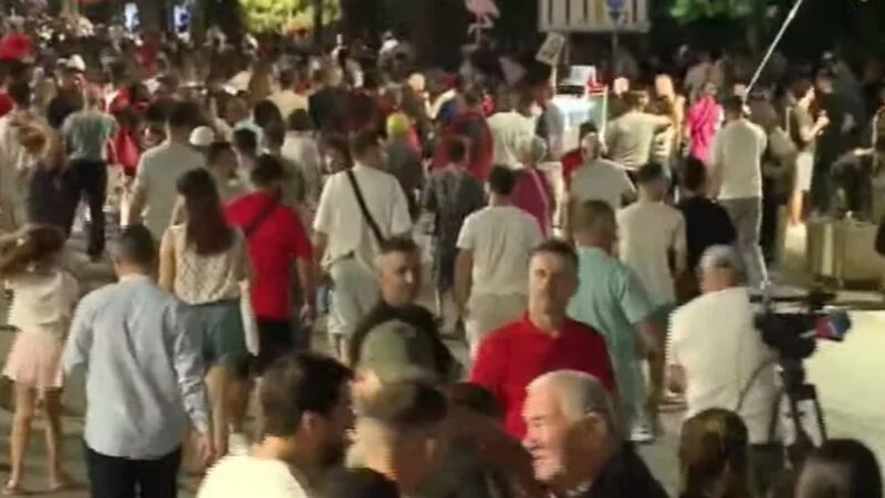 Mbyllet pas 3 orësh protesta para Kryeministrisë, qytetarët nisin marshimin në rrugët e Tiranës