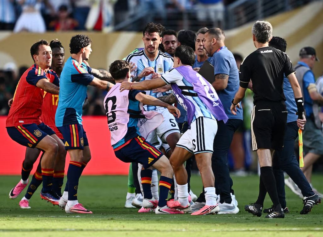 FIFA nis hetimin për lojtarët e Argjentinës për incidentet pas finales së Botërorit