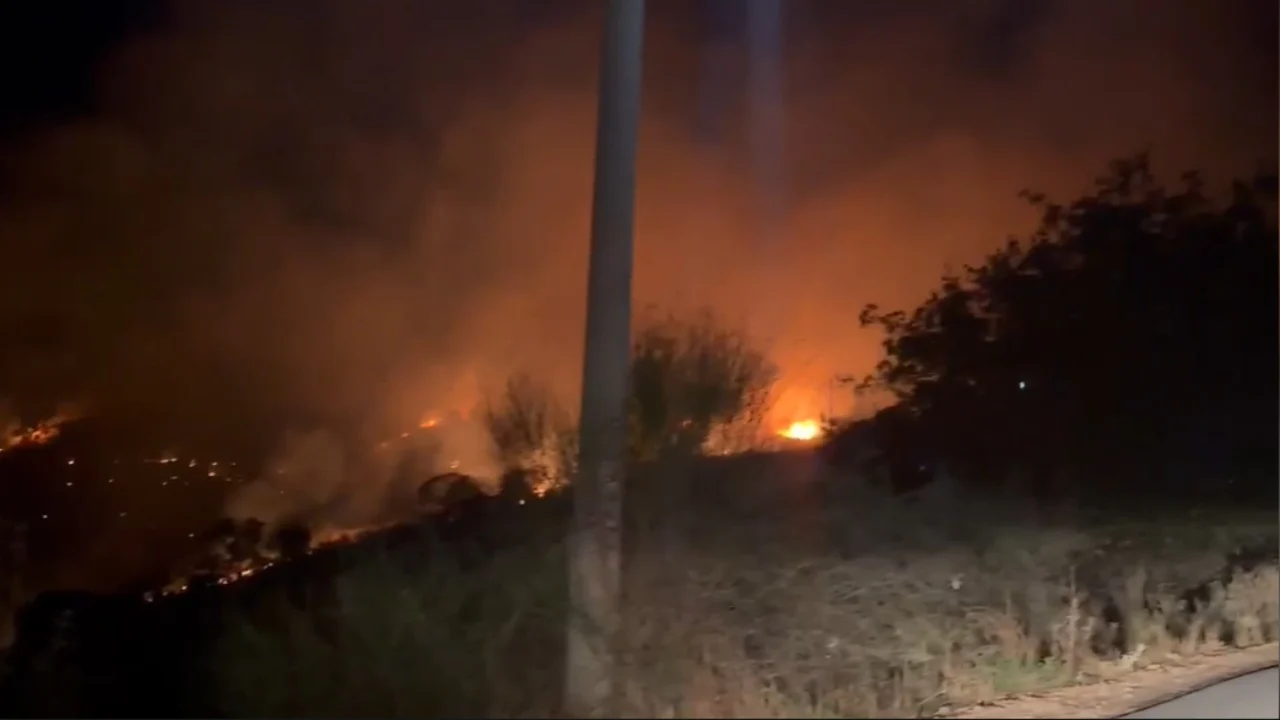 Zjarr masiv në hyrje të Ksamilit, flakët mbërrijnë deri pranë një resorti