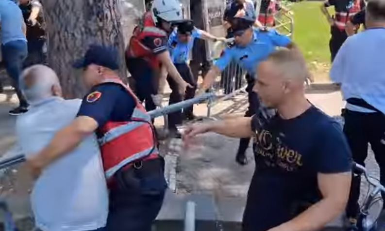 Protestuesit përplasen me policinë pranë Ministrisë së Brendshme, tentojnë të heqin gardhin metalik