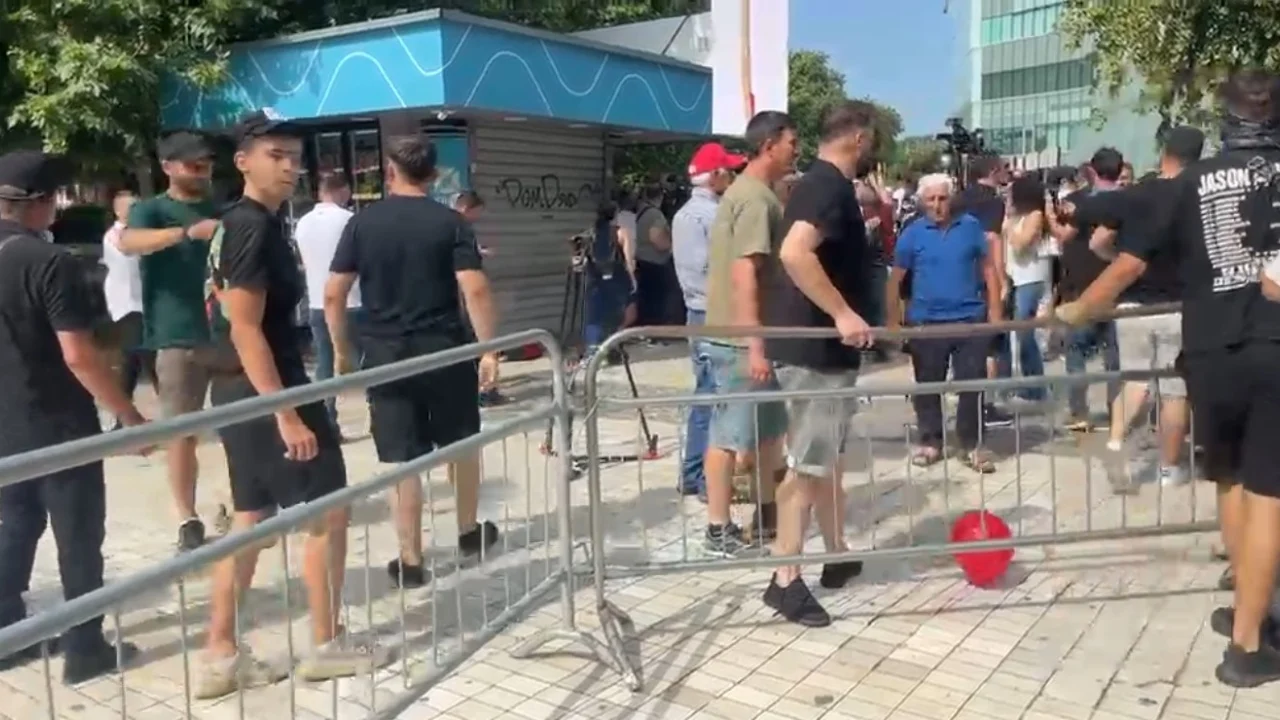 Përplasje mes protestuesve dhe policisë pranë Parlamentit, çahet gardhi metalik. Policia kundërpërgjigjet me ‘spray’