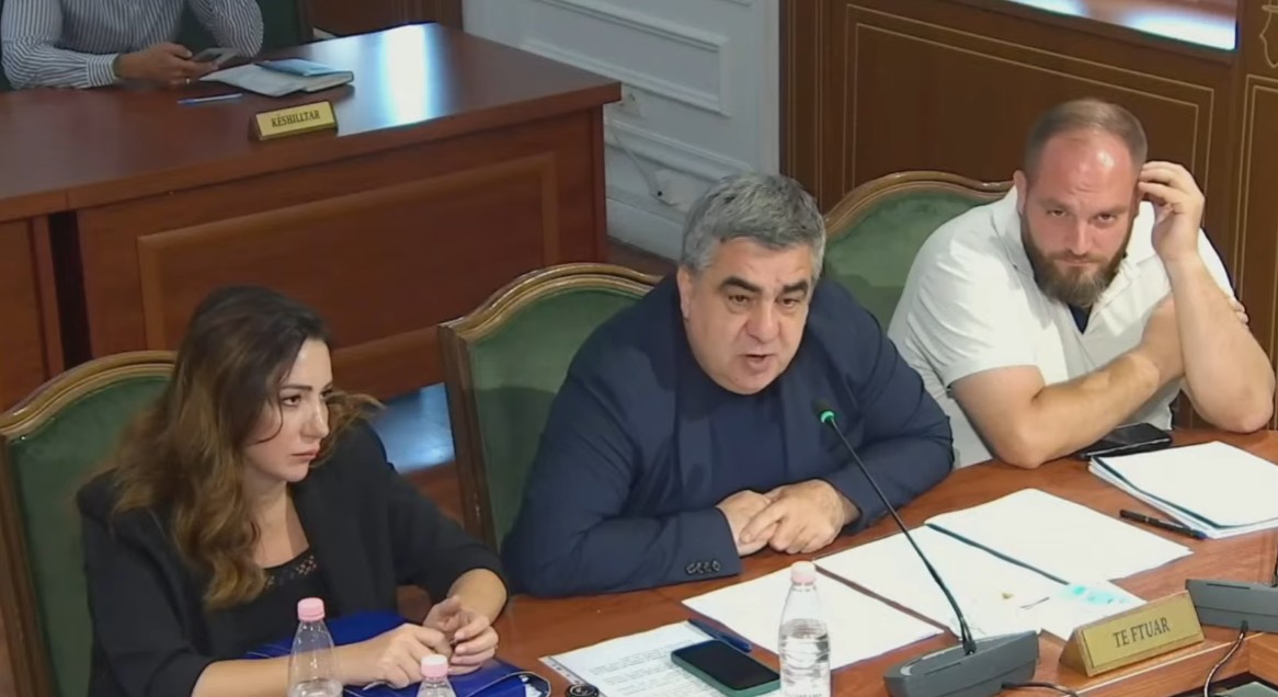 Ministri Gonxhja fyen protestuesit: Janë një tufë budallenjsh që hedhin gurë dhe pllaka ndaj Parlamentit! 