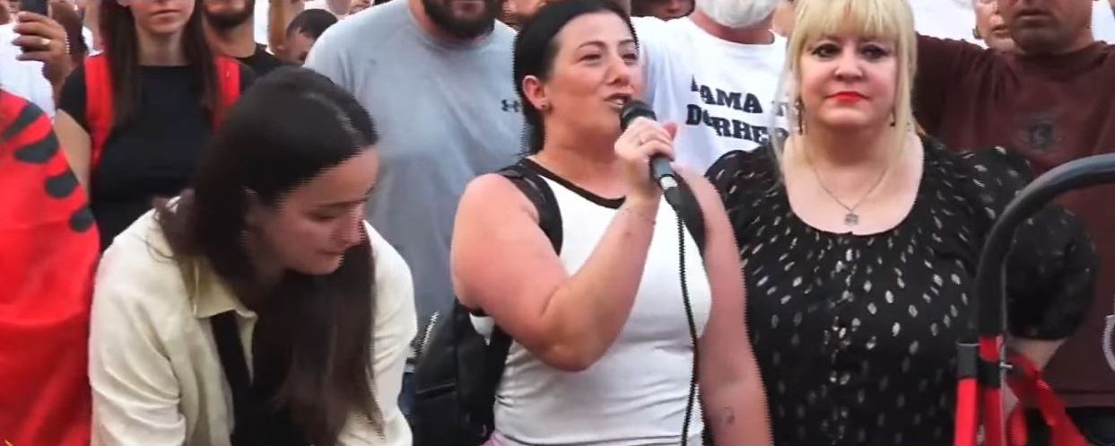 Bashkëshortja e Altin Hilës me djalin e sëmurë në protestë, thirrje për lirimin e protestuesve: Dikush tjetër e meriton të jetë në burg