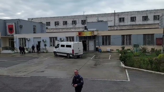 Ekipi i avokatëve të Erion Veliajt mbërrin në burgun e Durrësit, takim për strategjinë e mbrojtjes