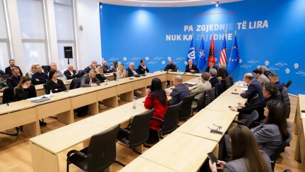 Përplasjet para Parlamentit, PD merr vendim: Nuk shkojmë në seancë, Kuvendi i rrethuar nga policia për të shuar zërin e qytetarëve