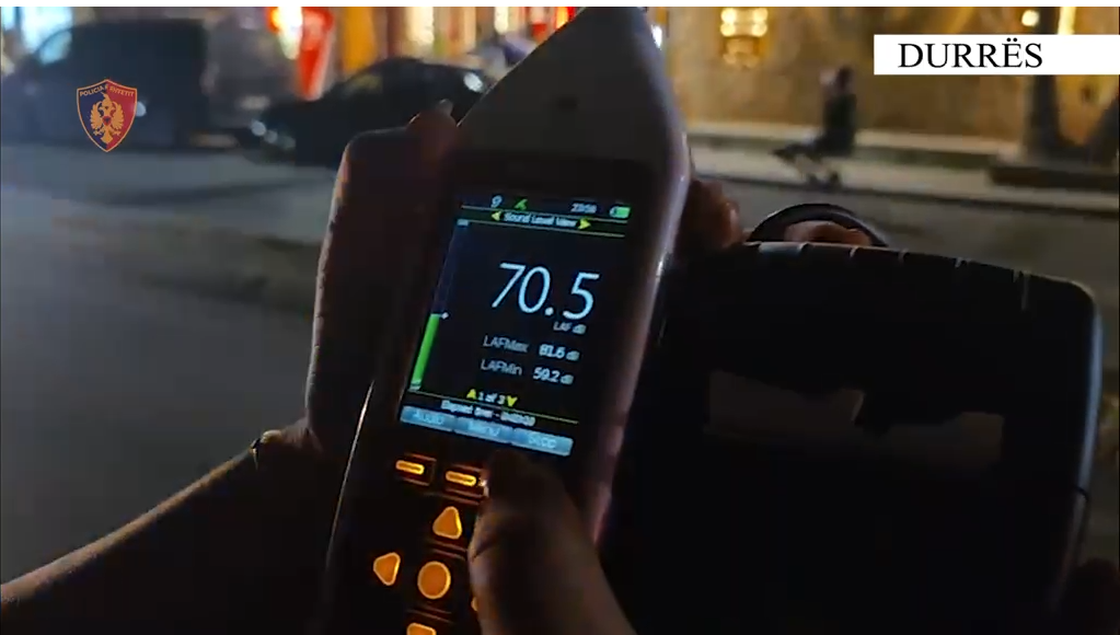 Policia kontrolle me matës akustikë për zhurmat në zonat turistike të Durrësit (VIDEO)