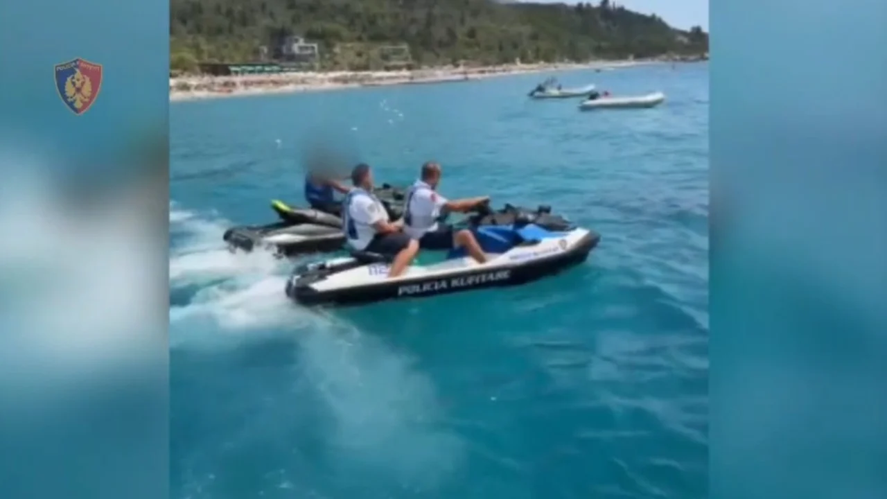 Manovra të rrezikshme me Jet Ski në Livadh, policia bllokon mjetin dhe gjobit drejtuesin