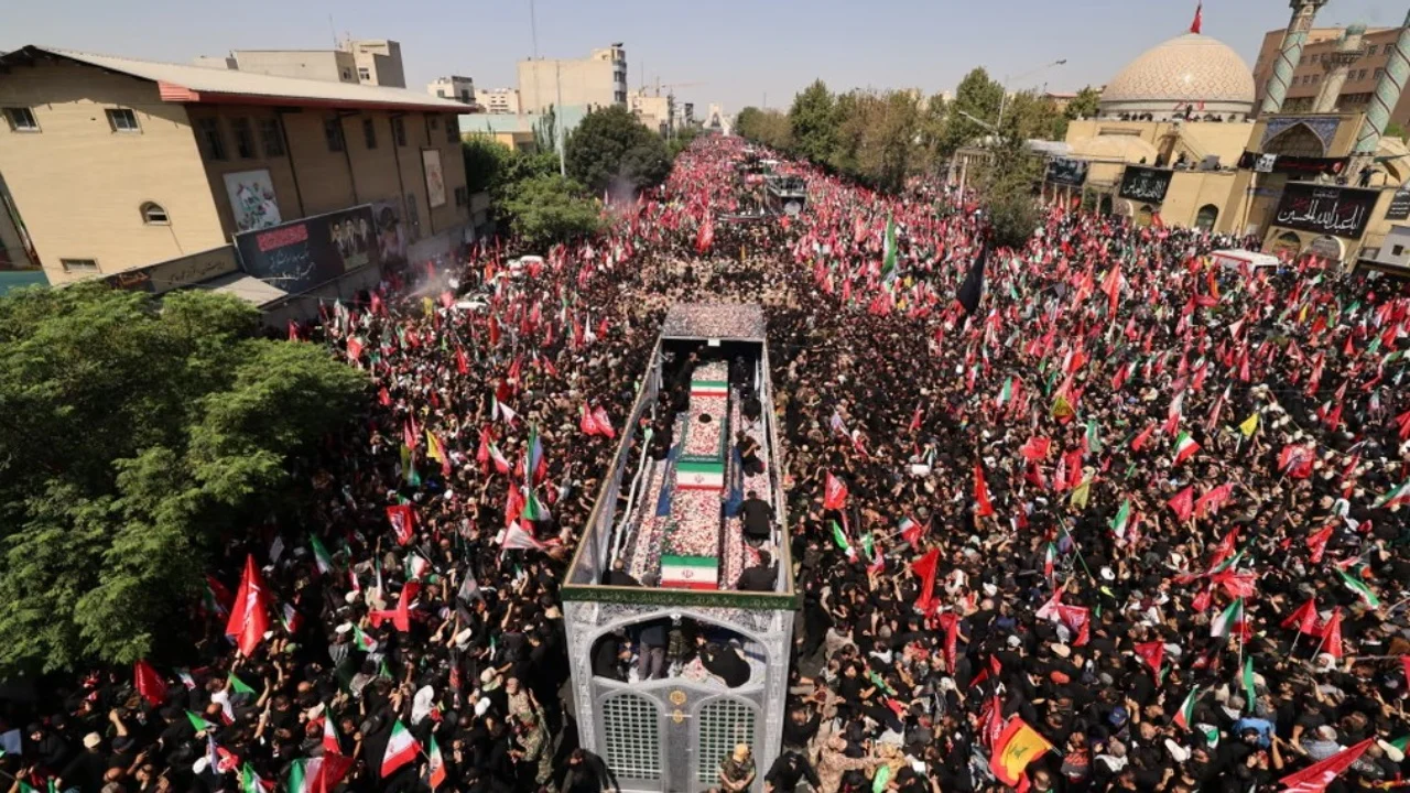 Të veshur me të zeza dhe me pankarta në duar, miliona njerëz i bashkohen procesionit mortor të ish-udhëheqësit suprem të Iranit, Ali Khamenei