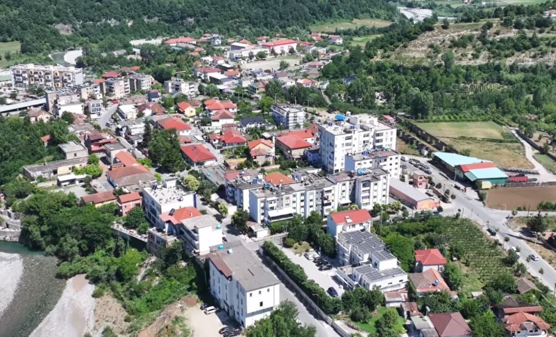 Protestë në Klos kundër draftit të ri territorial, administrata e bashkisë bojkoton punën! Tubime në Belsh dhe Prrenjas