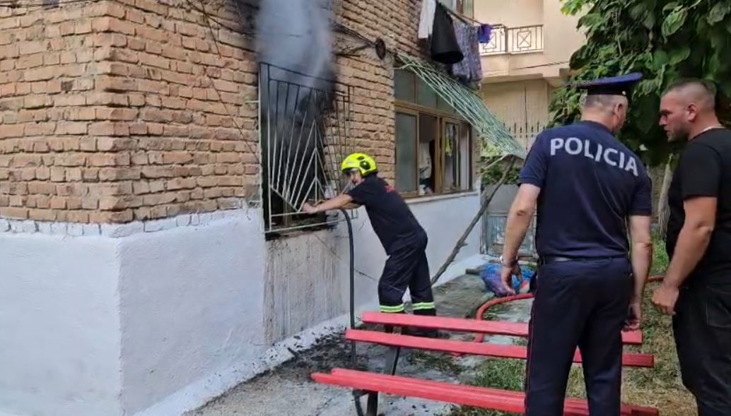 E rëndë në Korçë, zjarr në një pallat, humb jetën i moshuari 74-vjeçar