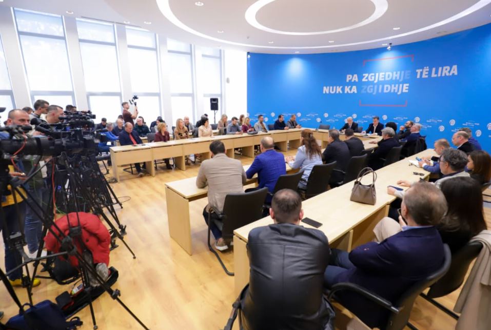 EMRA/ Zgjidhet Kryesia e re e Partisë Demokratike: 60 % gra, vajza dhe të rinj nën 35 vjeç! 14 anëtarë janë për herë të parë në Kryesi