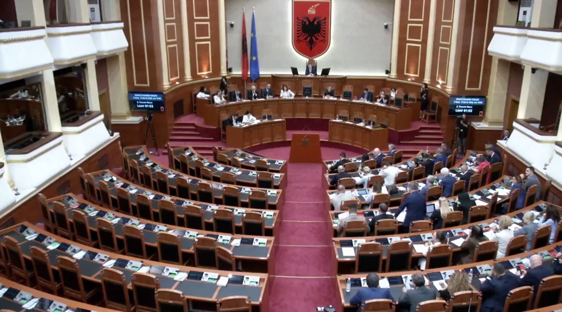 “U trembët nga vezët”- Kapri nga Kuvendi: E keni rrethuar me Polici, edhe pse s’ka protestues aty! Jepni dorëheqjen