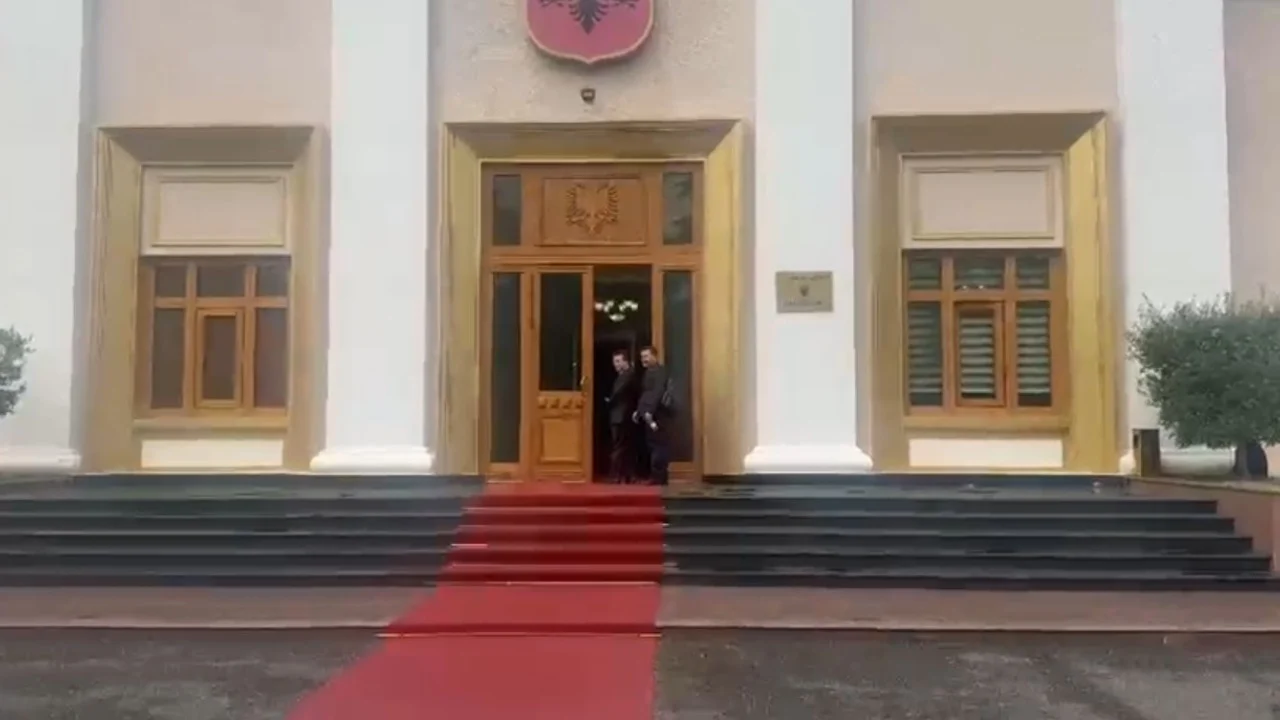 “Nuk erdhi Rama sot, ndaj më lanë të hyj”, Shehaj rikthehet në Kuvend, shkëmben batuta me gazetarët
