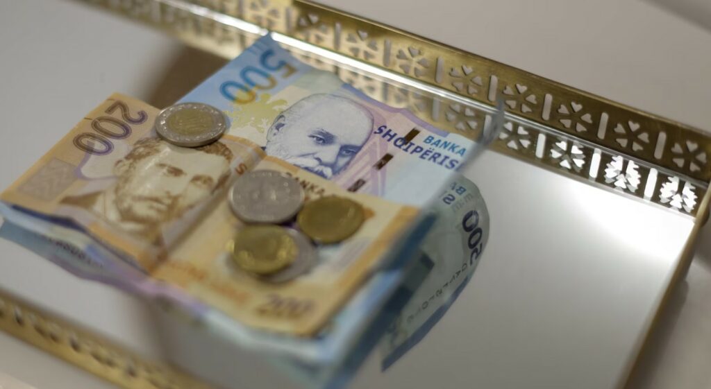 REL: Çfarë fshihet pas forcimit rekord të lekut?