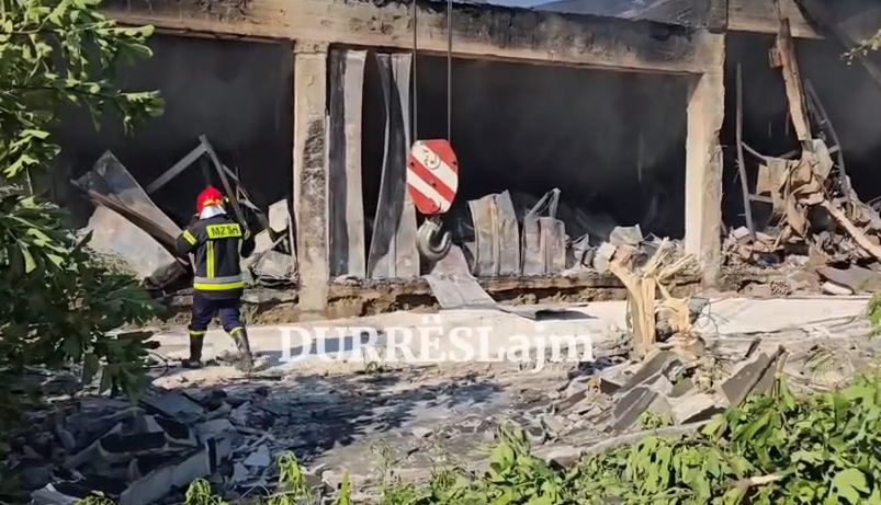 Gjithçka e shkrumbuar, shihni pasojat e zjarrit që zgjati mbi 10 orë te magazina e fishekzjarreve (VIDEO)