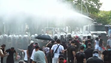 Tensionet në protestën para Kuvendit/ Shkon në 5 numri i protestuesve të shoqëruar