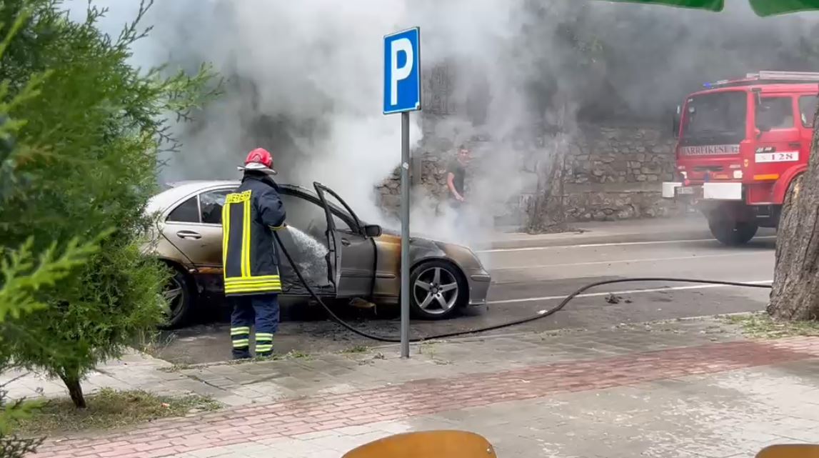Makina shpërthen në flakë në ecje, shkrumbohet e gjitha! Nuk ka të lënduar, ja për çfarë dyshohet!