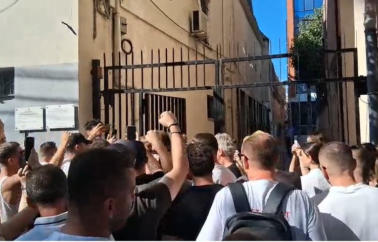 U arrestuan pas dhunës policore te Kuvendi, protestuesit lënë Komisariatin nr.3 te Mine Peza
