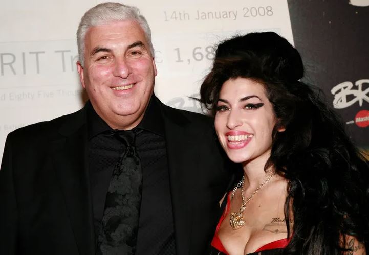 Babai i Amy Winehouse humb gjyqin, detyrohet t’i paguajë 1.1 mln euro dy mikeshave të vajzës së tij