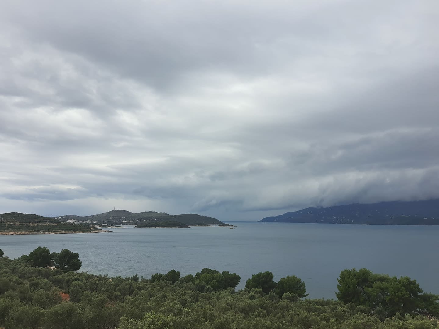 Në orët e pasdites priten reshje shiu, ja parashikimi i motit për sot