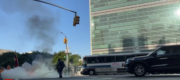 E rëndë, një burrë i vë flakën vetes pranë selisë së OKB-së në New York