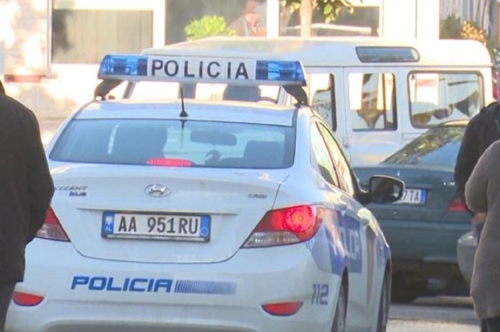 Durrës, 32-vjeçarja plagoset me thikë nga bashkëshorti në banesë, pas krimit ia mbath 40-vjeçari