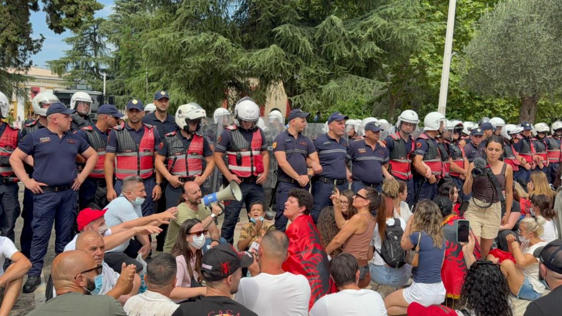 Tensionet jashtë Kuvendit, reagon Rama: Protesta e bukur e qytetarisë ia ka lënë vendin filmit të vjetër të konfliktit