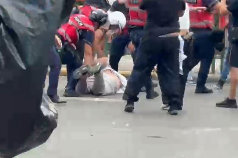Policia shoqëron me forcë disa protestues, uniformat blu shtrijnë në tokë qytetarët
