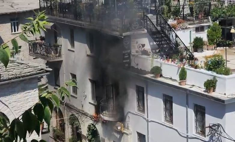 Zjarr në pazarin e Gjirokastrës, flakët përfshijnë godinën e Postës Shqiptare