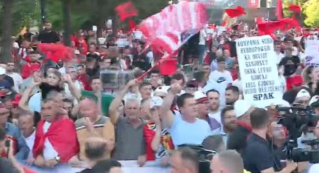 “Diaspora është me ne”- Mijëra qytetarë marshim drejt Kryeministrisë: Rama jep dorëheqjen, ju erdhi fundi