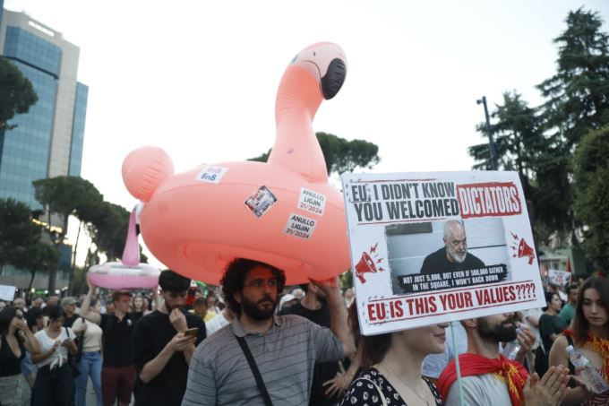 ‘Fletrrufe digjitale’/ BIRN: Shënjestrimi i protestuesve nga Edi Rama ngre shqetësime