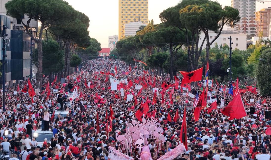 Protesta masive hyn në ditën e 46-të, qytetarët vazhdojnë qëndresën deri në largimin e kryeministrit Rama