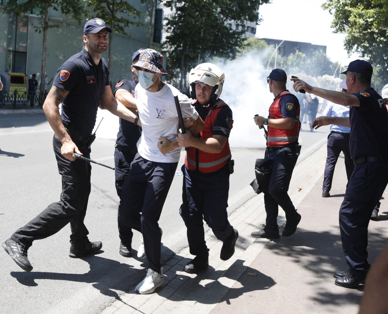 Shoqërimi me forcë i 20 protestuesve nga Policia, 4 prej tyre do qëndrojnë në Komisariat! Ja kur dalin para Gjykatës