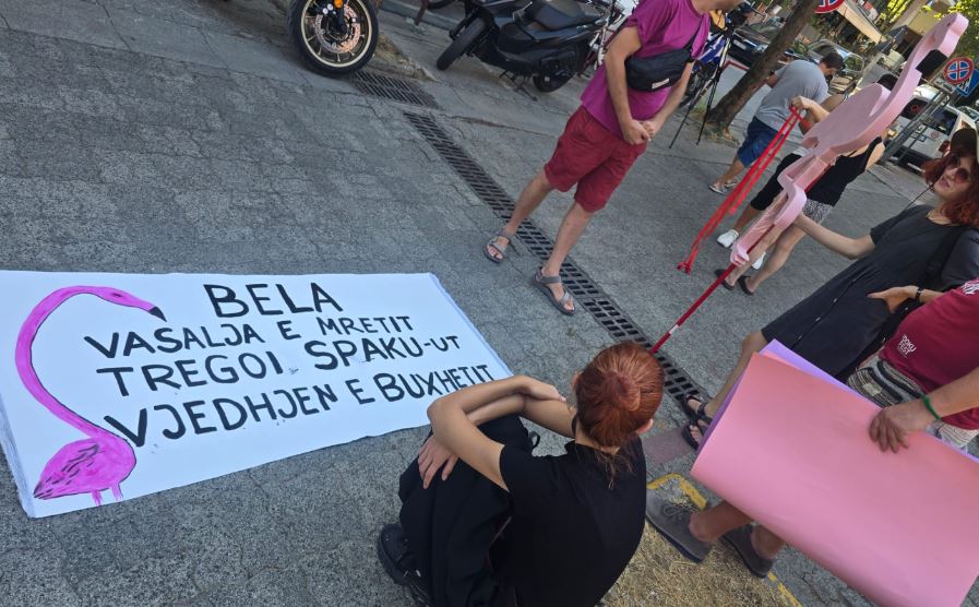 Aktivistët e ‘Flamingove’ pankarta kundër Ballukut para Prokurorisë së Posaçme: Bela vasalja e mbretit tregoi SPAK-ut vjedhjen e buxhetit