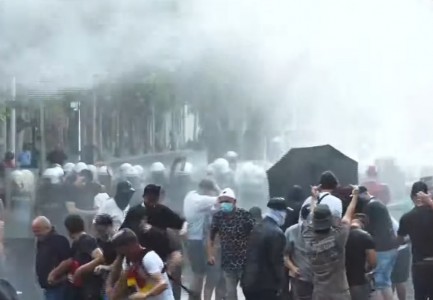 Tensione dhe kaos pranë Kuvendit/ Protestuesit tentuan të kalonin gardhin, ujë me piper dhe gaz lotsjellës ndaj qytetarëve