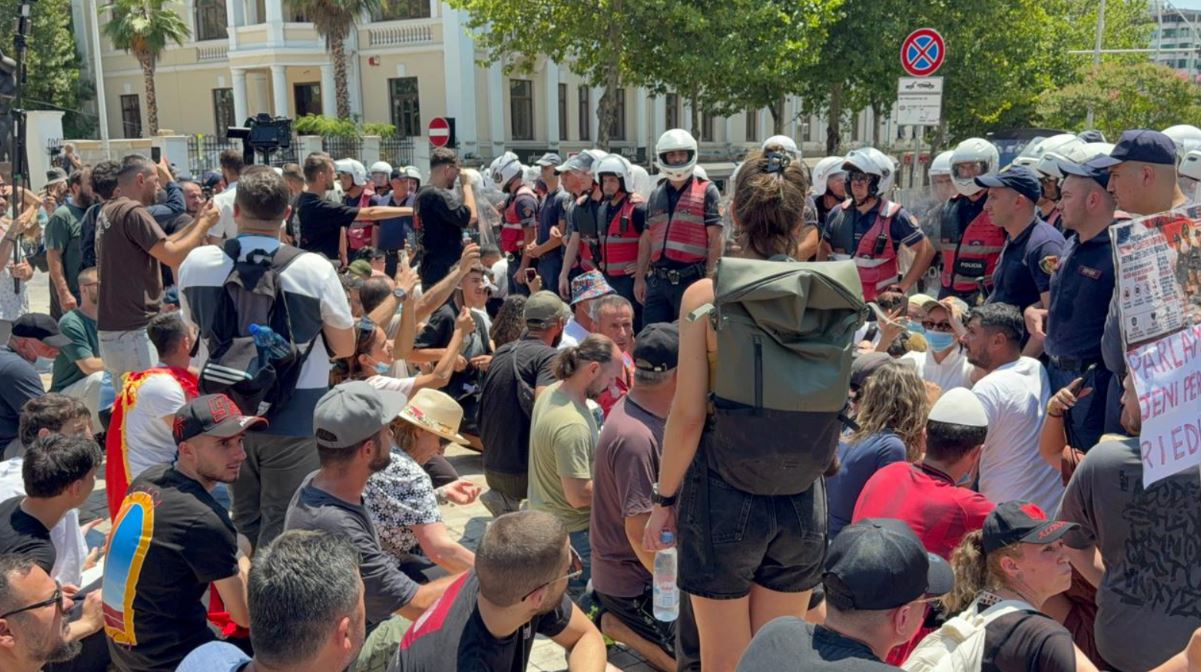 “Arrestoni Ramën dhe Ballukun”/ Policia tenton të largojë me forcë protestuesit, ata ulen këmbëkryq para Parlamentit!