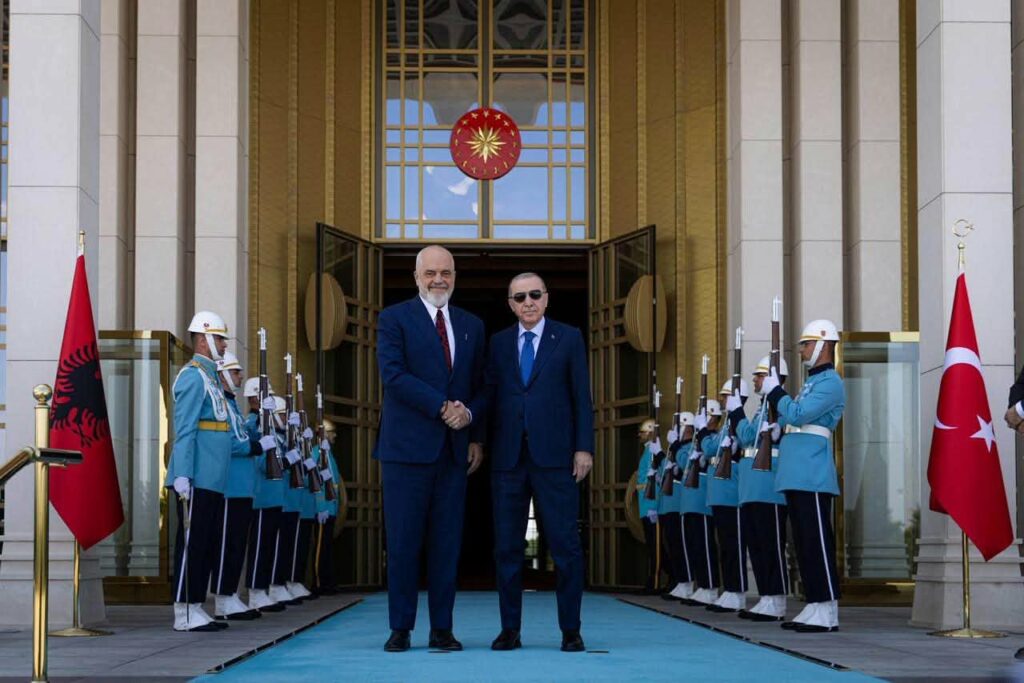 Kryeministri Rama takon Presidentin Erdoğan në Ankara pas Samitit të NATO-s