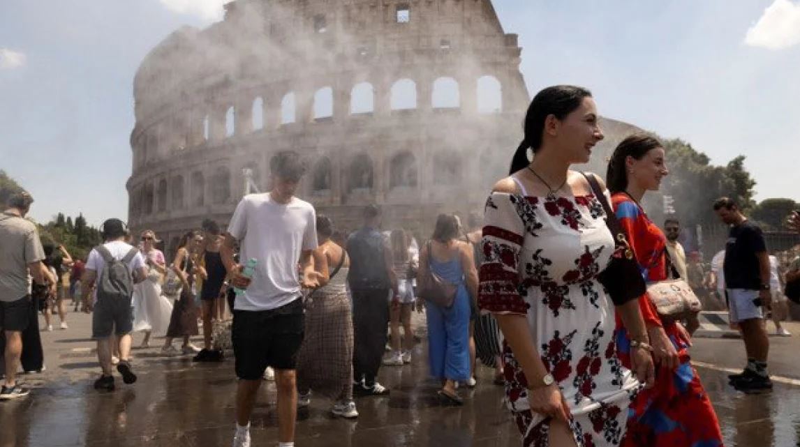 VIDEO/ Roma kthehet në një ‘furrë’ 40 gradë Celcius, shënohen viktimat e para! Turistët rreshtohen jashtë ‘Koloseut’ dhe shuajnë vapën me ujë!