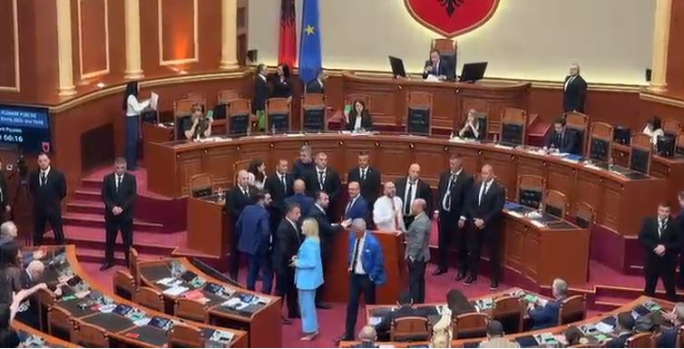 Tensione në Kuvend, opozita bllokon foltoren! Shtyhet shqyrtimi i marrëveshjes me SHBA-në