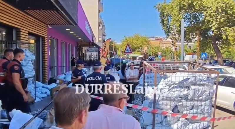 Sherr mes dy personave te sheshi “Pranvera” në Durrës, njëri përfundon në spital, autori kapet nga Shqiponjat (VIDEO)