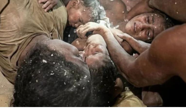 Ndodh mrekullia në Venezuelë/ Pas 11 ditësh nën rrënoja, nëna dhe fëmijët nxiren të gjallë
