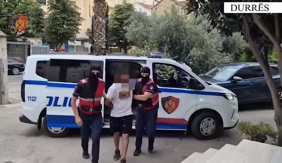 Arrestohen dy të rinj që shisnin drogë në Durrës, kapen me 100 doza të gatshme (VIDEO)