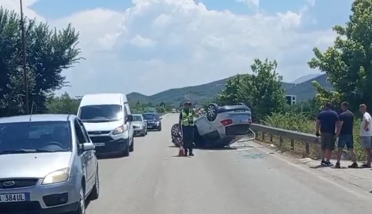 Makina përplaset me barrierat dhe përmbyset, katër të plagosur në spital