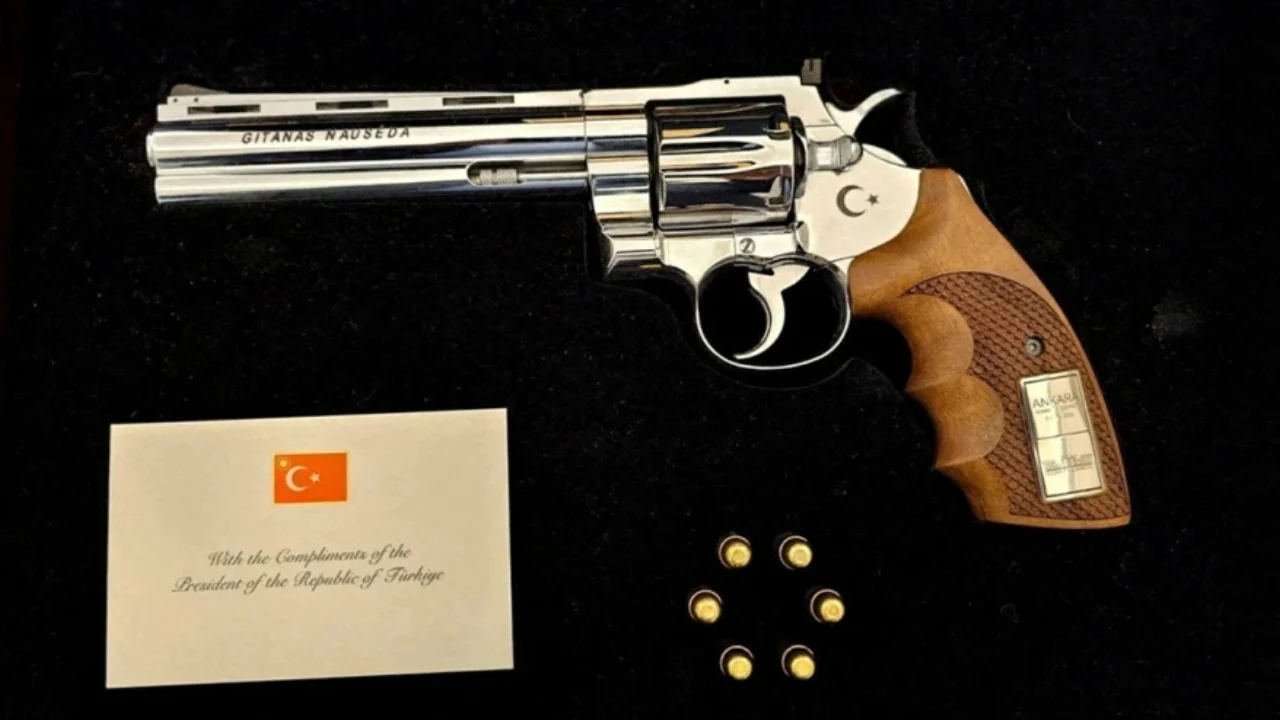Sekretet dhe historia e armës që Erdogan u dhuroi liderëve të NATO-s: Çfarë është Gümüsay .357 Magnum?